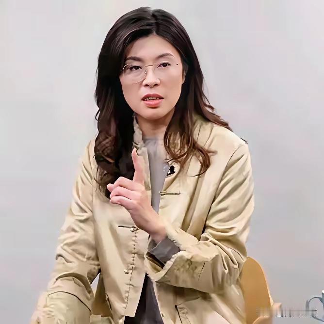 从郑丽文的履历和她最近在西方接受采访的信口雌黄来看，她就是个投机分子，在民进党她