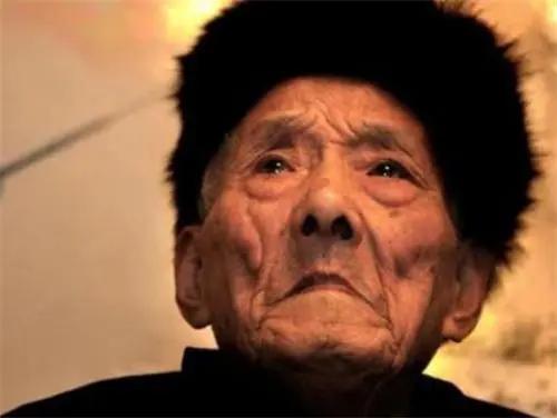 你敢信？1938年，一名八路军新兵在河边偶遇一群正在洗澡的日军，没有选择悄悄撤退