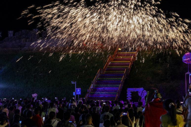 花海遇铁花古浪文旅惠民点亮乡村夏夜花海作幕，星火为景，古浪古丰镇迎来热闹非凡的夏