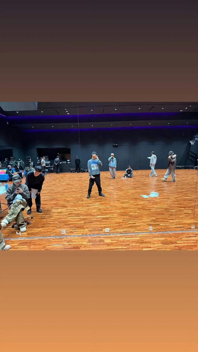 bts更新练习室合照bts练习室七人合照 BTS练习室7人新合照有！在排练新歌咯