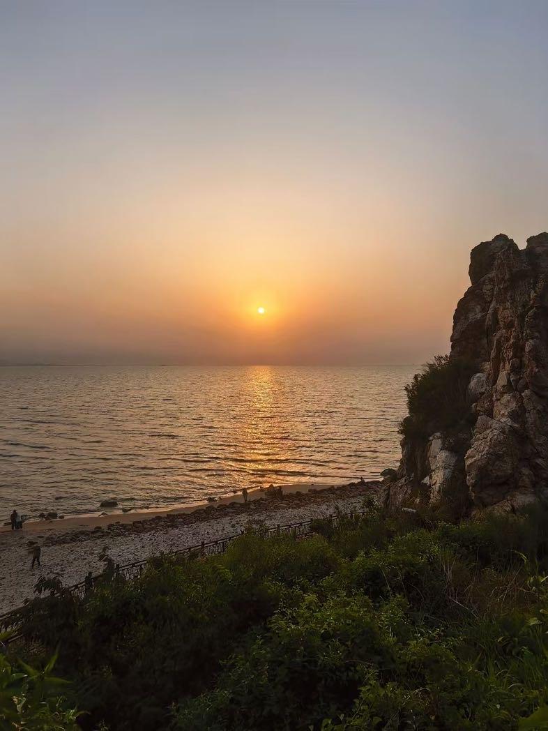花上月令·观湖畔夕阳
 
词林正韵第十四部 、双调五十八字
文/美人儿
暮云斜，