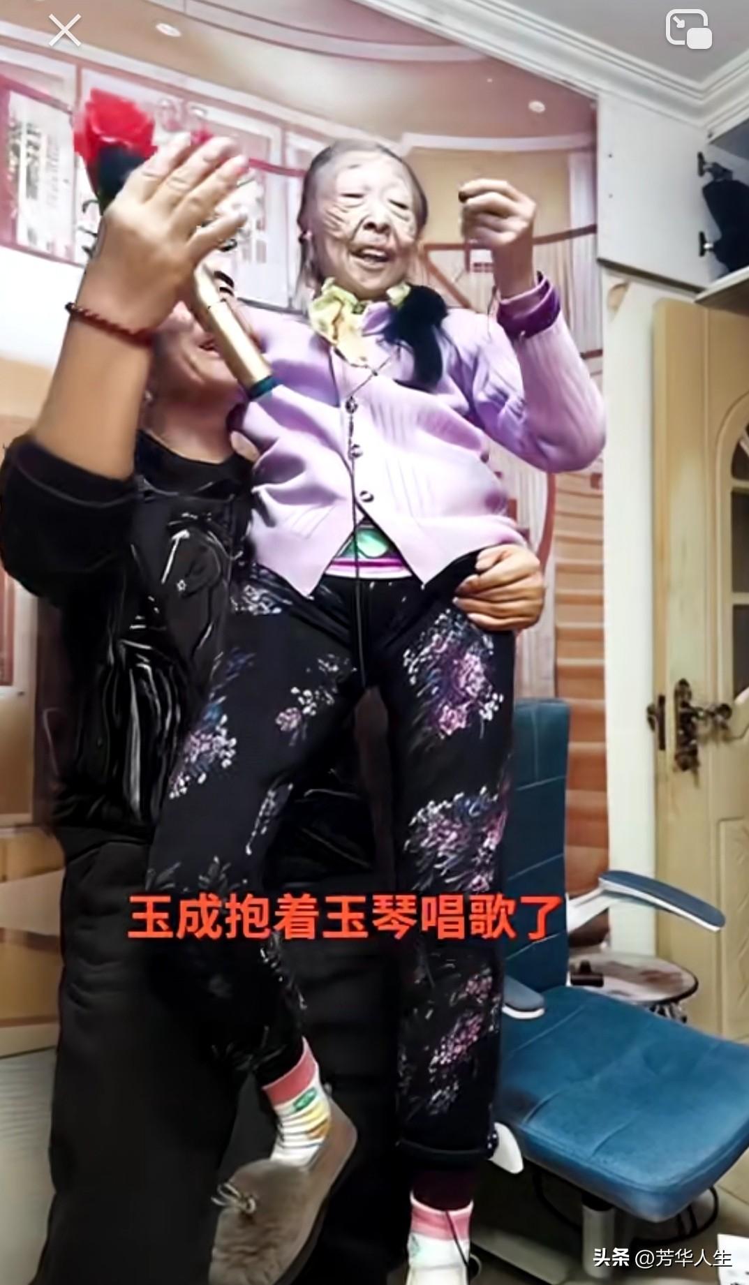 这老太太活出人生的高光，得多少老太太羡慕啊！