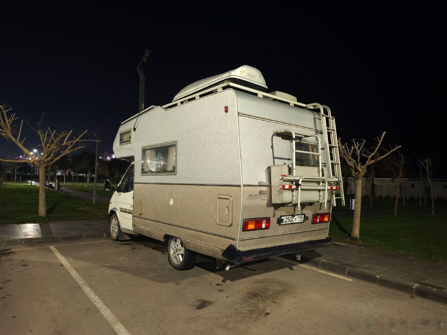 寰宇特车报告36 年车龄的俄罗斯牌照 hymer 房车 