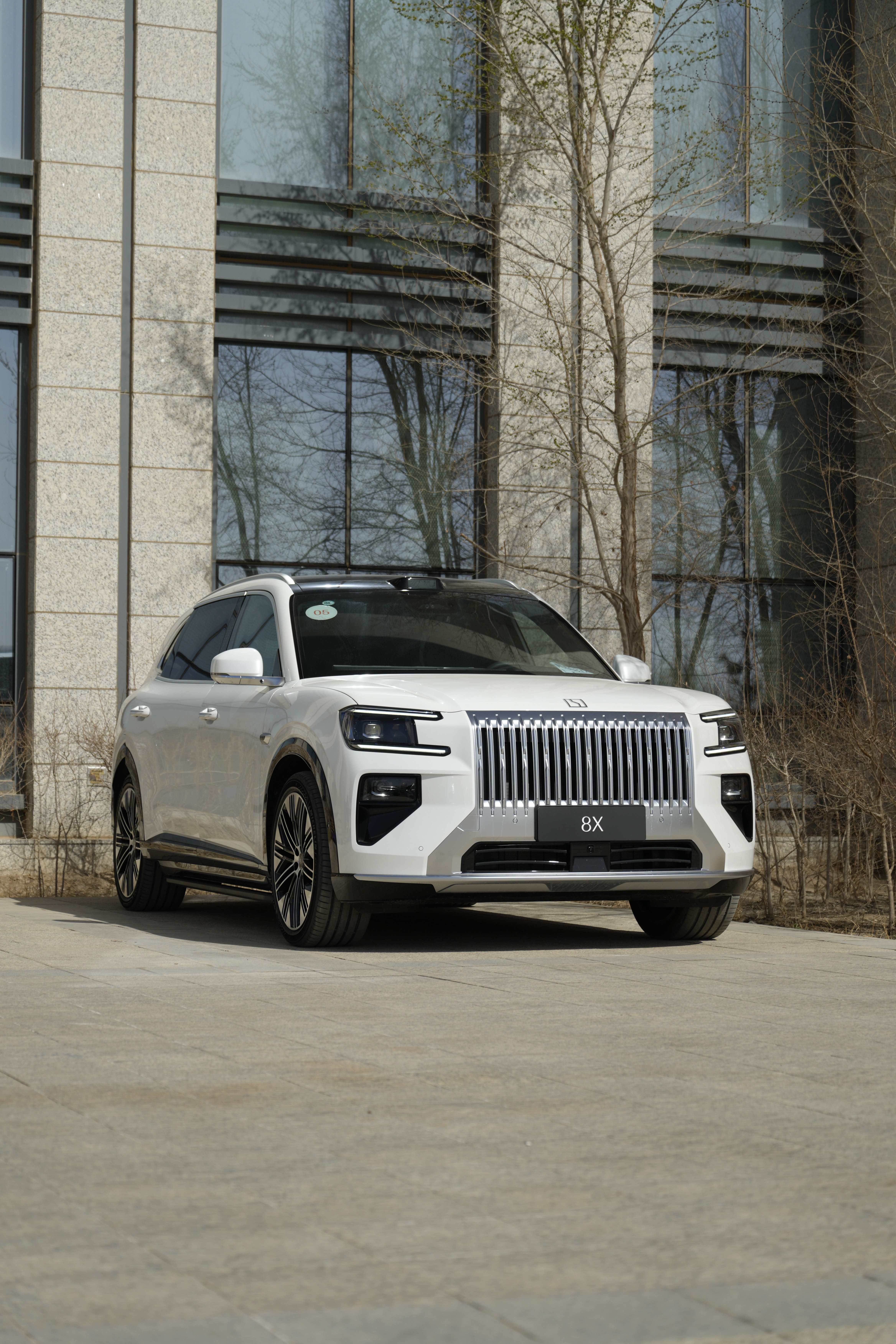 如果说黑色的极氪 8x 是西装暴徒，那白色又是另一种感觉，肌肉感丝毫不减，但穿上