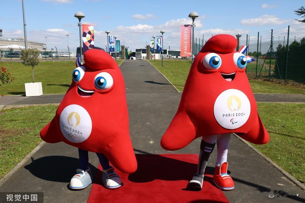 奥运五环标志亮相法国巴黎戴高乐机场
当地时间4月23日，奥运五环标志揭幕仪式在法