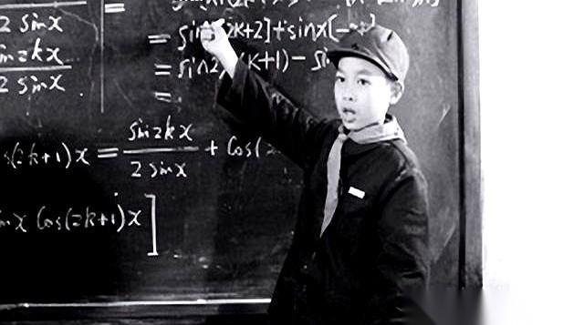 深夜，双手插兜，去导师家谈事儿。
就因为这个动作，一个被看作准诺贝尔奖得主的天才