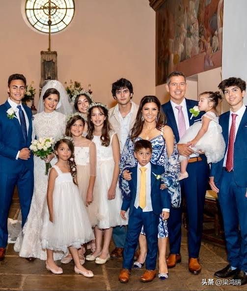 这张照片展示了美国福克斯新闻频道（Fox News）主持人瑞秋·坎波斯-达菲（R