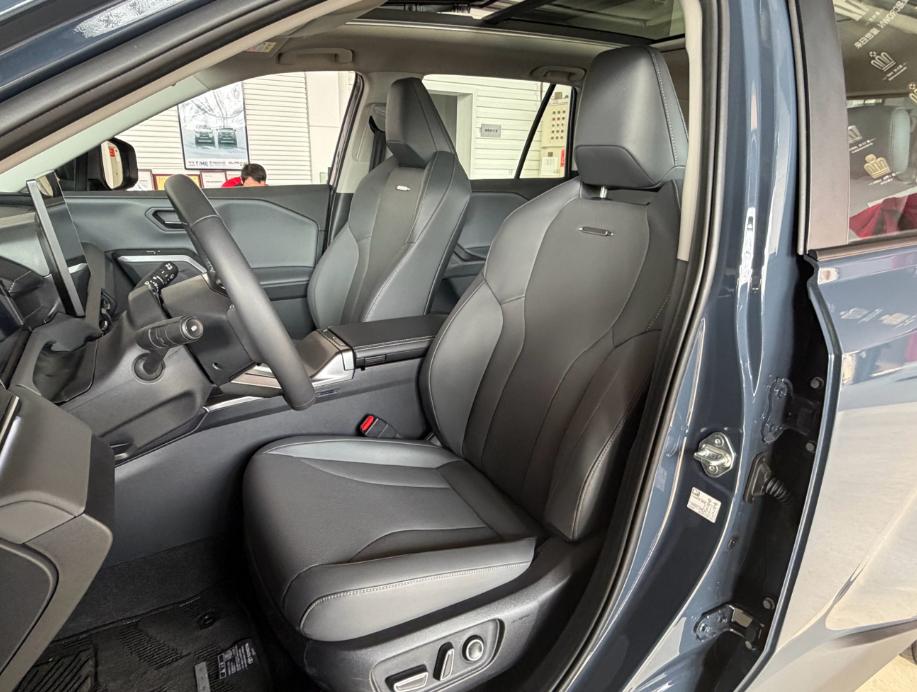 这款丰田RAV4荣放的座椅我认为挺舒服的，特别是前排，对比了一下展厅其他的丰田车