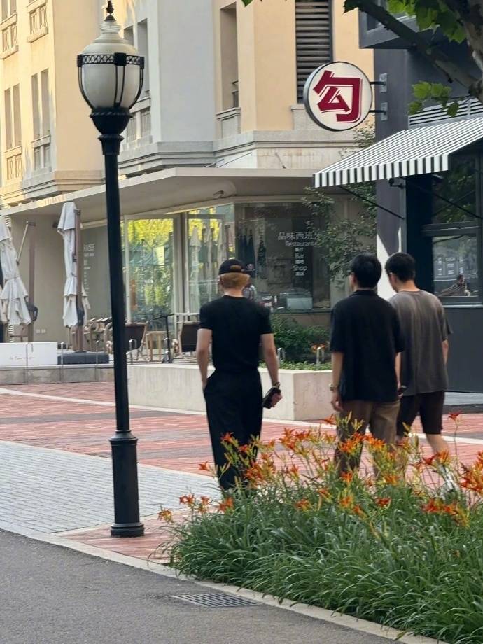 阿那亚偶遇白敬亭逛街 7日，网友在阿那亚街头偶遇逛街，小白身穿黑色短袖长裤，头戴