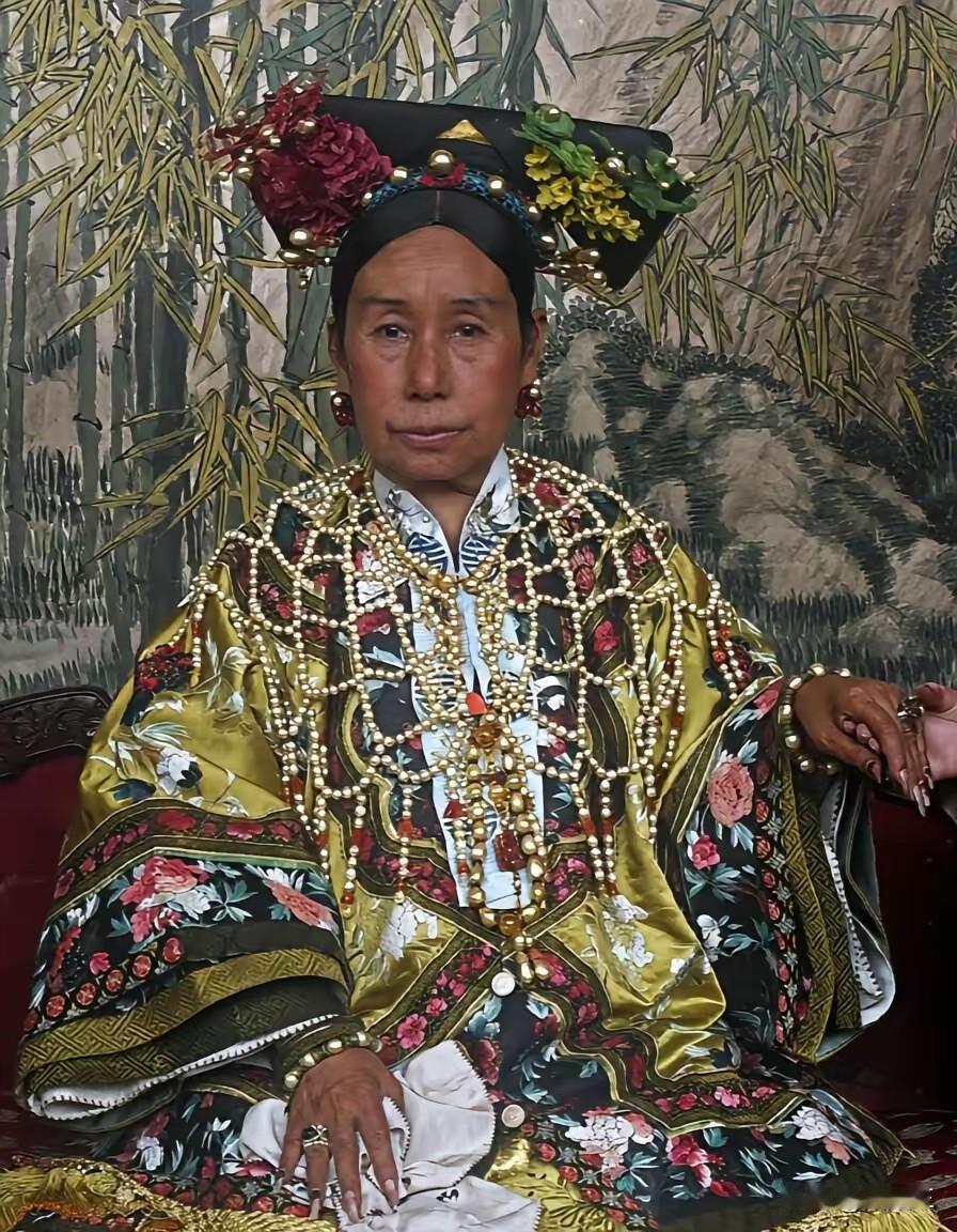 "慈禧太后的珠宝传奇：三面紫檀木架，三千五百颗珍珠披肩，以及那些消失的珍宝"
家