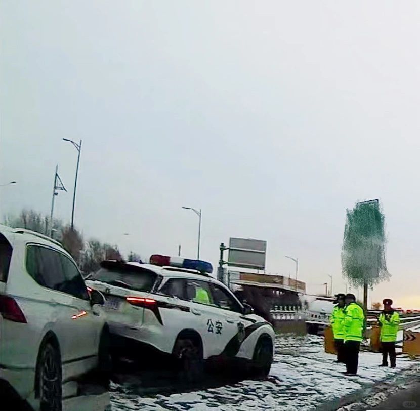 第一次开就追尾了🚓，👮🏻‍♀️：你找我有事啊？