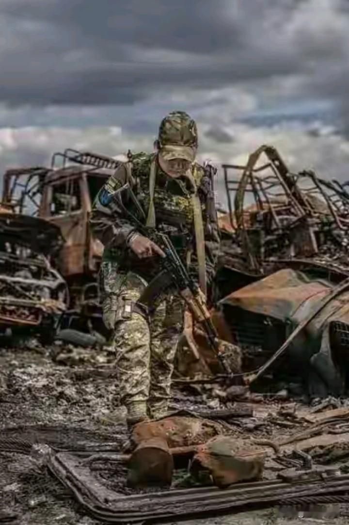 转眼间，冬季即将来临，红军城的激烈争斗仍在持续。瞧，这名乌克兰士兵正端着枪，他在