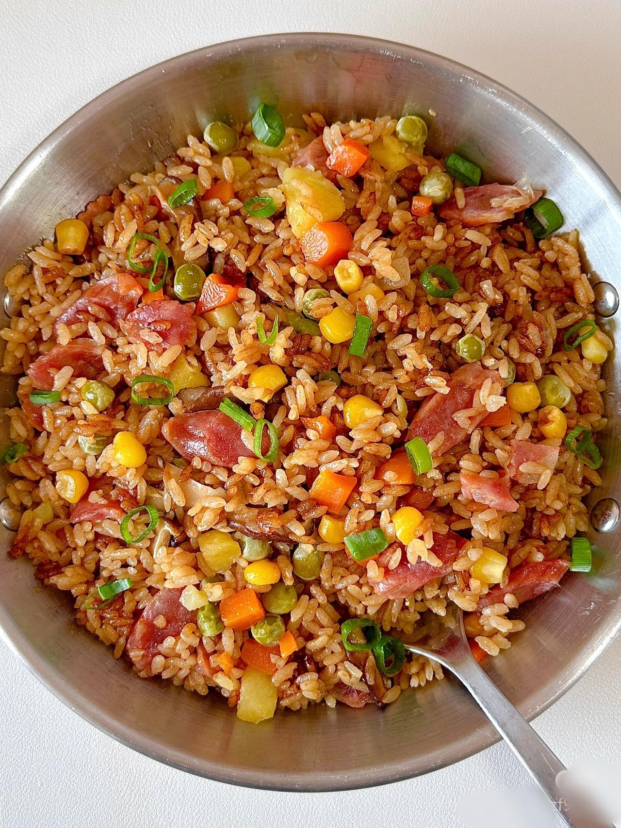 今天给大家带来一道既简单又美味的家常菜——香肠土豆焖饭。这道菜特别适合忙碌的工作