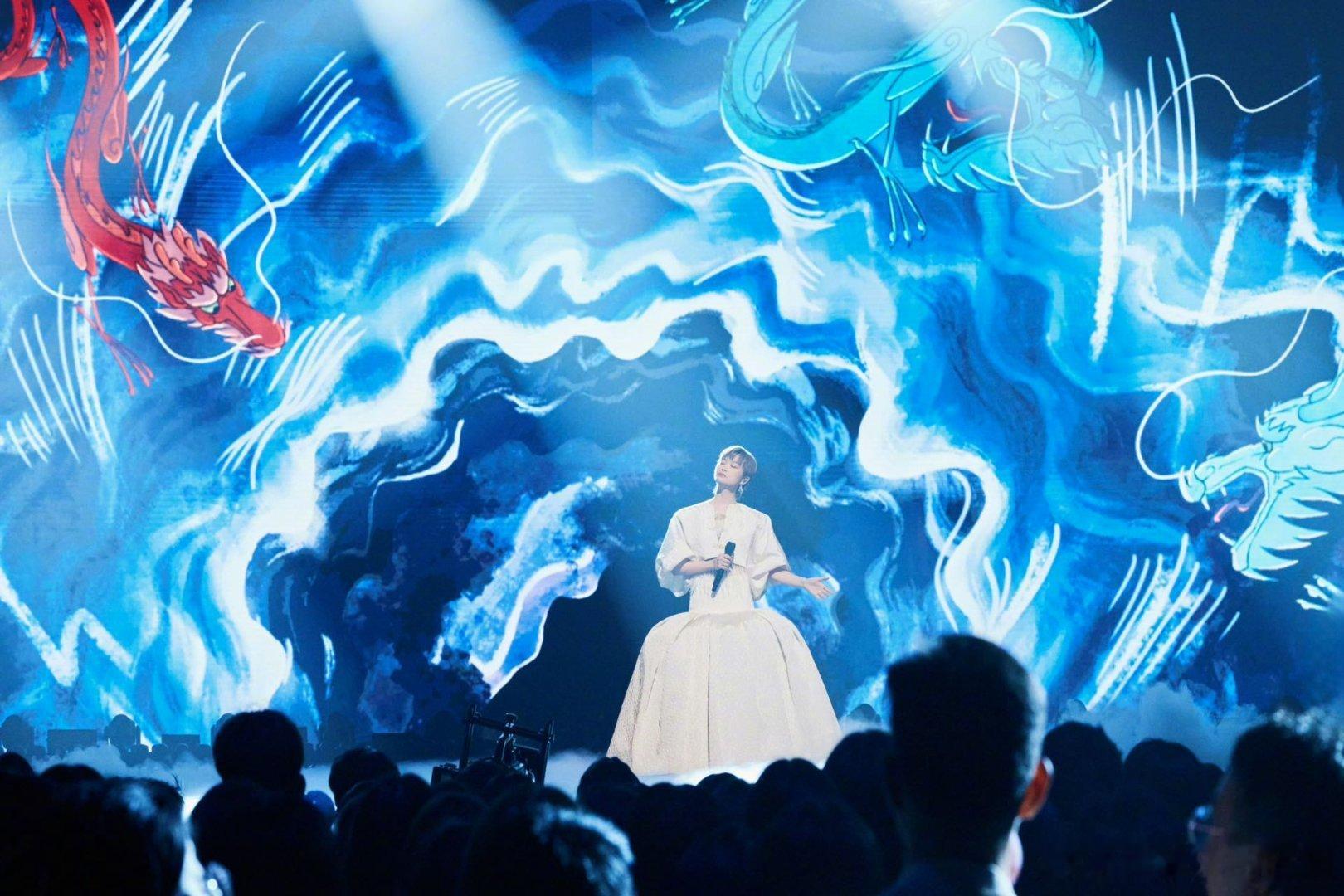 李宇春演了一把哪吒 莲影环绕氛围感拉满，歌声铿锵有力，曲风改编新颖独特，举手投足