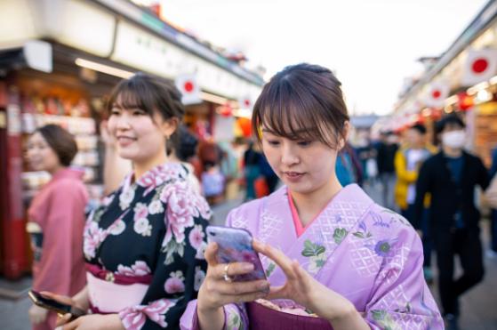 中国由于去日本航班取消，在日本旅游的人回不来。这个一点都不用可怜他们，上海不是有
