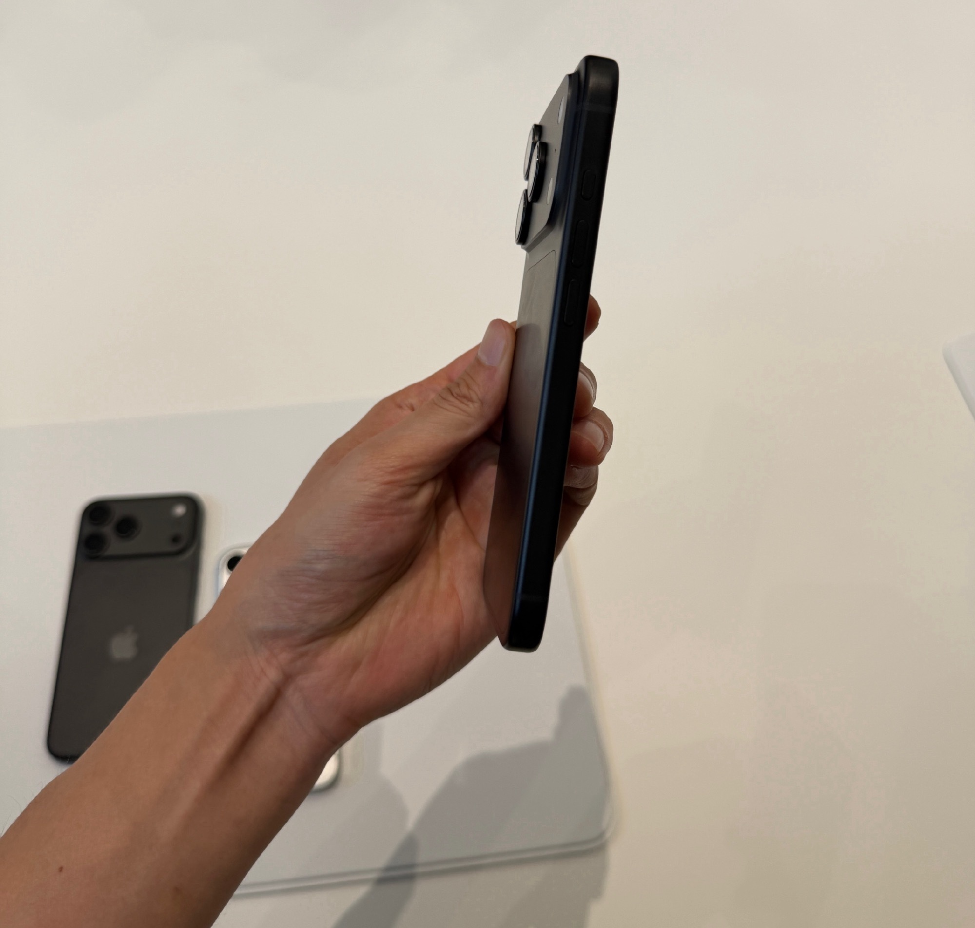 iPhone18Pro真机实拍，黑色实机很深邃！销量应该会很不错[馋嘴]iPho