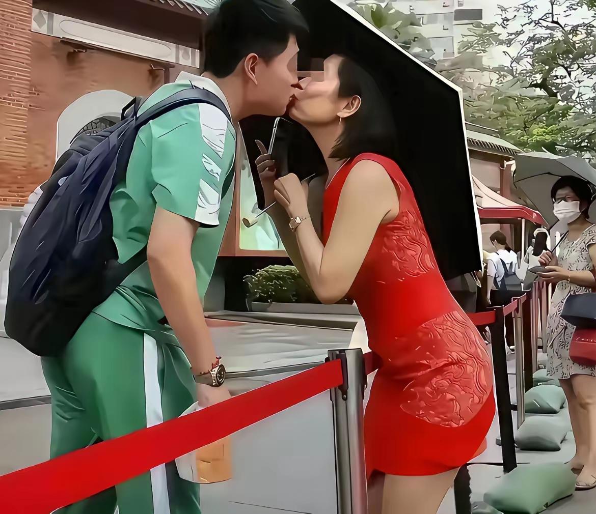 高考妈妈的吻，给孩子的底气！