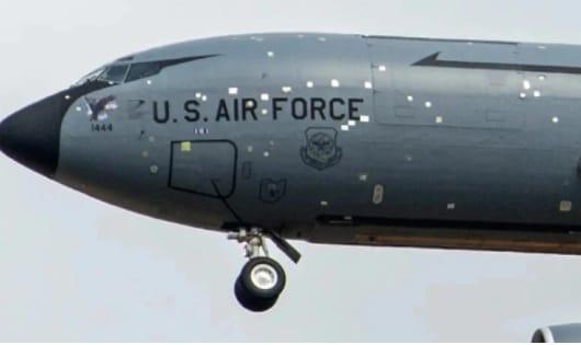 疑似伤痕累累的美军KC-135R加油机返回英国萨福克郡的空军基地。
机身浅色“补