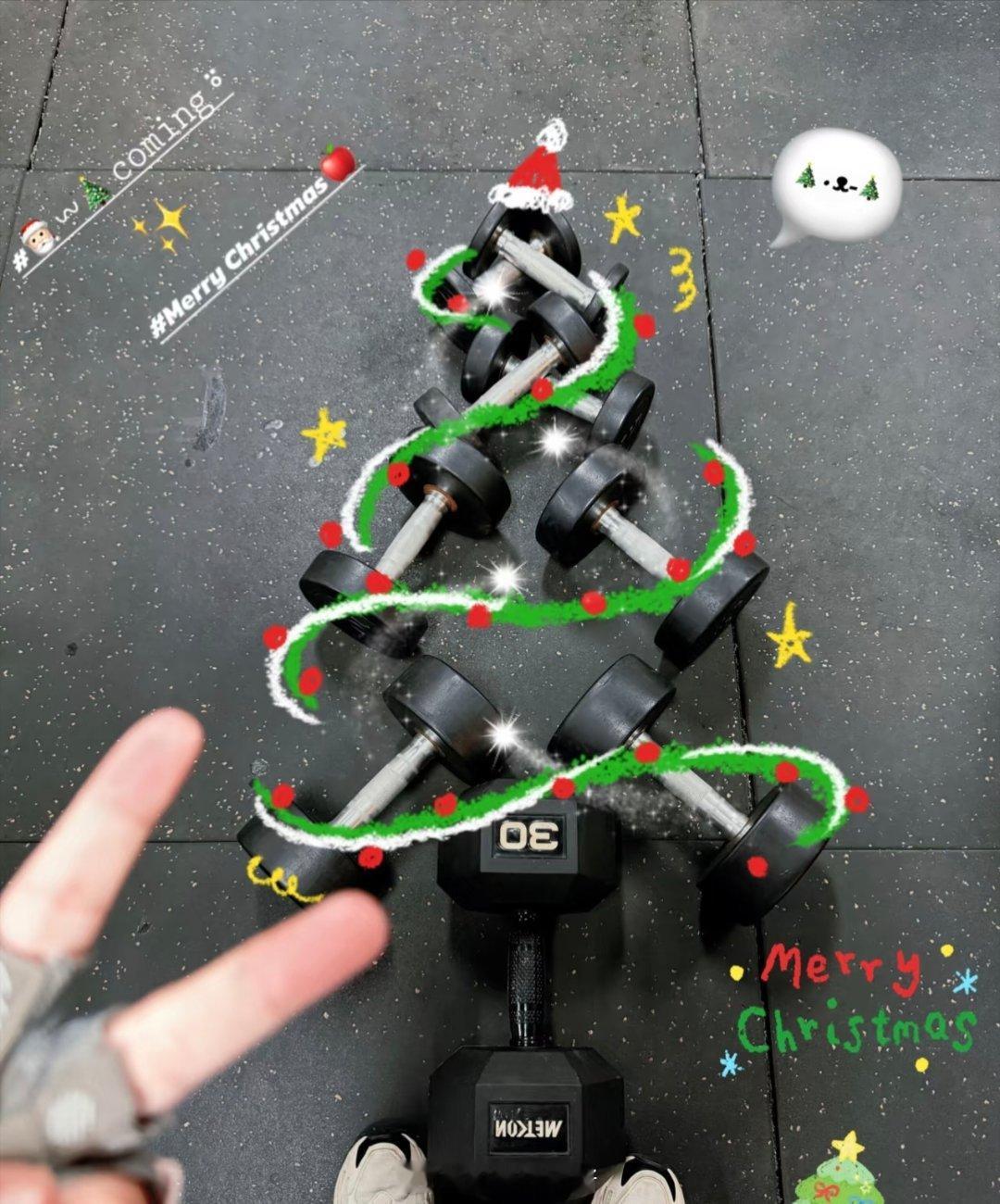 去健身的时候，听说最近这几天大家都喜欢玩这个👆🏻哈哈哈，用哑铃摆个圣诞树🎄