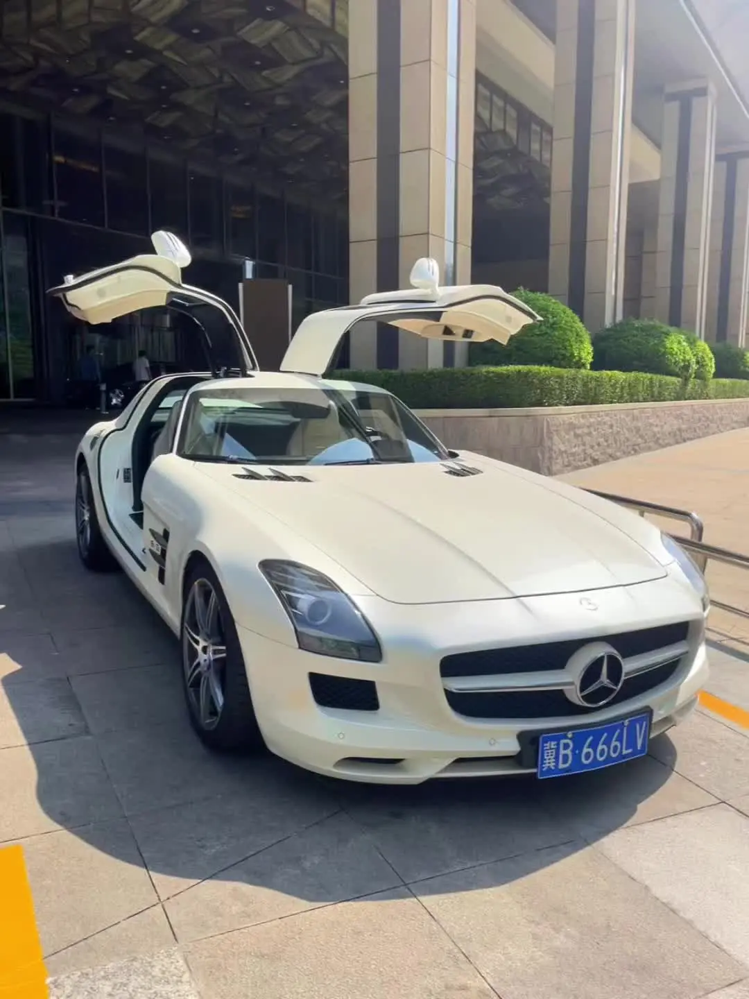 《回到未来—奔驰SLS AMG》尽情期待