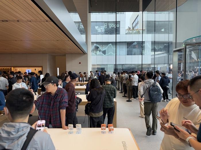 今天，iPhone 17系列正式开售，黄牛也行动起来，带来两点重要信息：一、iP