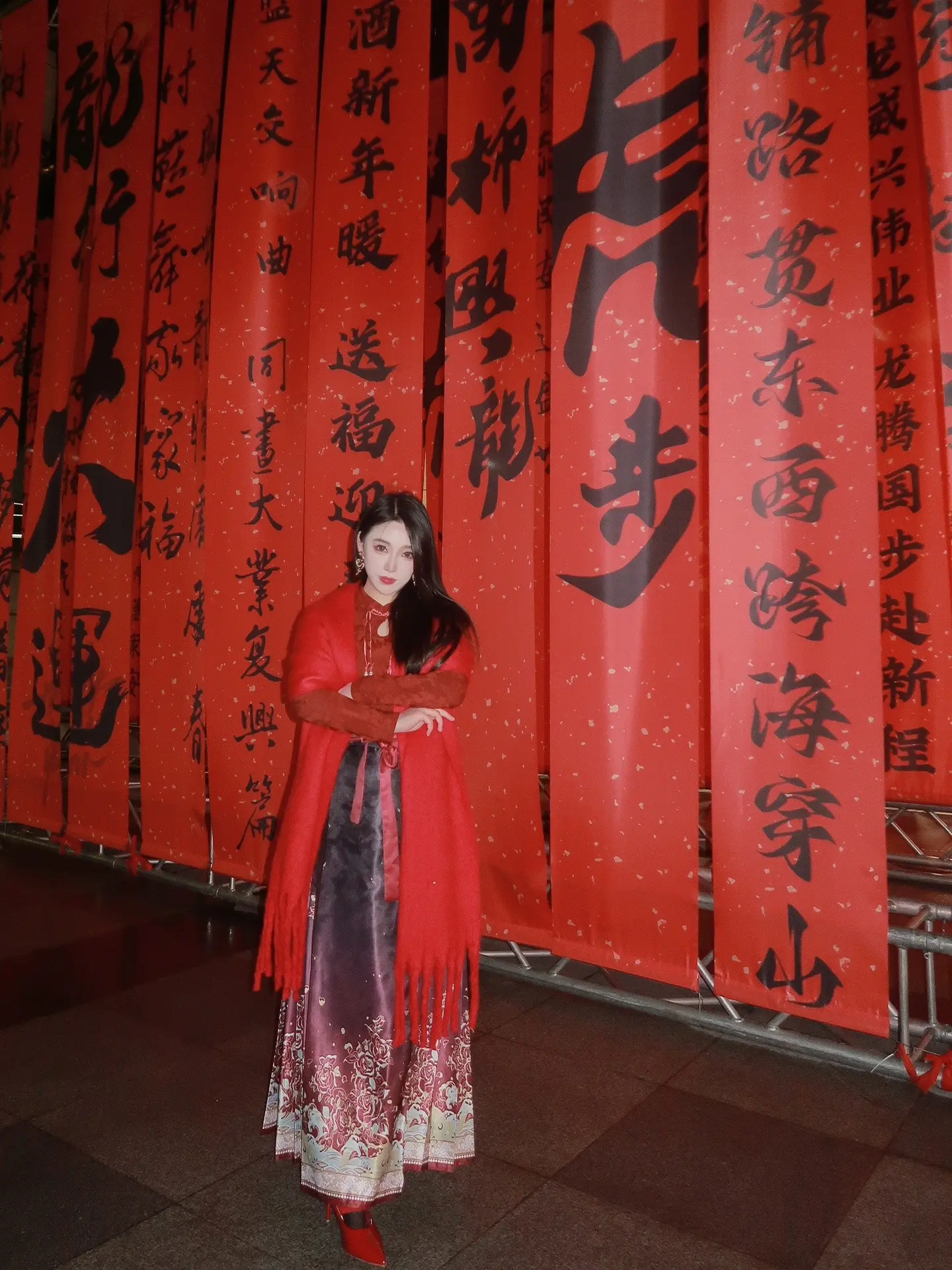 新年快乐！！不说恭喜发财了  祝你少些辛苦多些幸福.