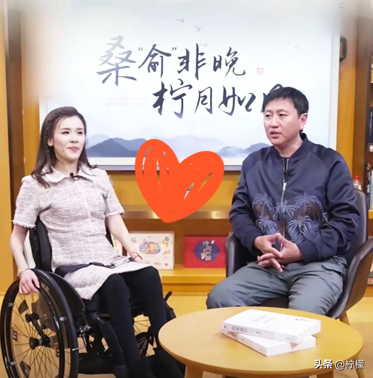 桑兰瘫痪27年了，
生活完全依赖他人。
喝水、吃饭、盖被子、穿衣服，全都要别人帮