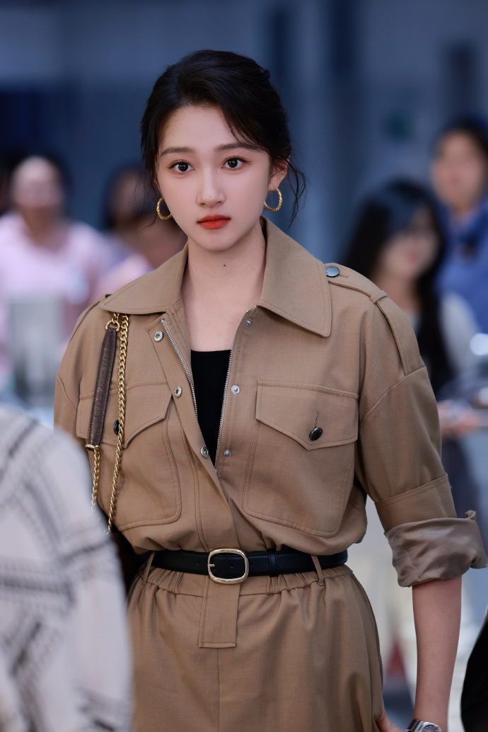 1.关晓彤在接触鹅的悬疑剧《红掌》，导演黄天仁，这个项目是定女选男的本子。2.杨
