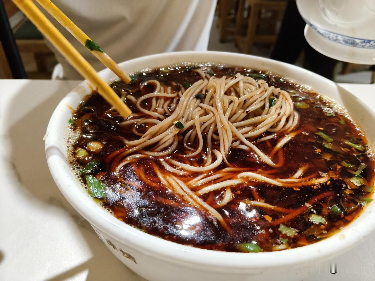 今天是端午节假期的最后一天，赶紧去吃一碗兰州牛肉面吧。

我们选择了一勺汤辣子牛