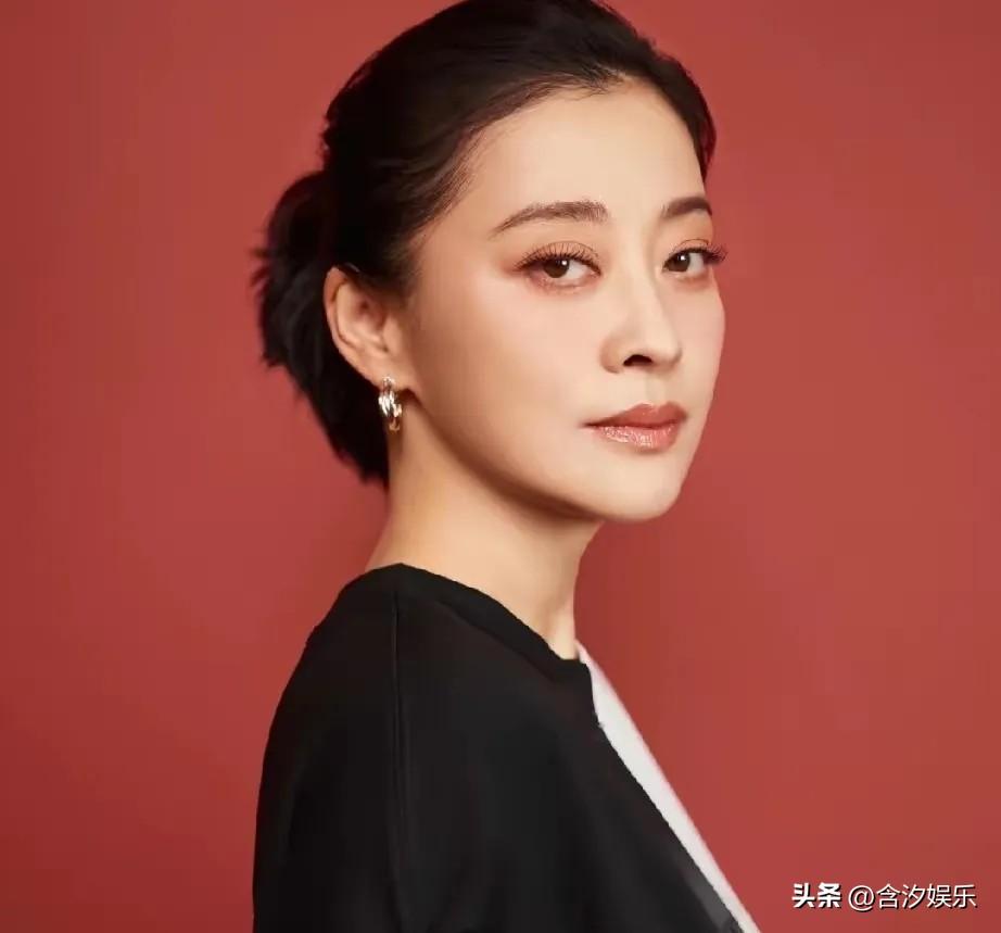 主持人问梅婷:“你和公公婆婆住一起吗？”梅婷说:“我们家十囗人同住，公公婆婆、爸