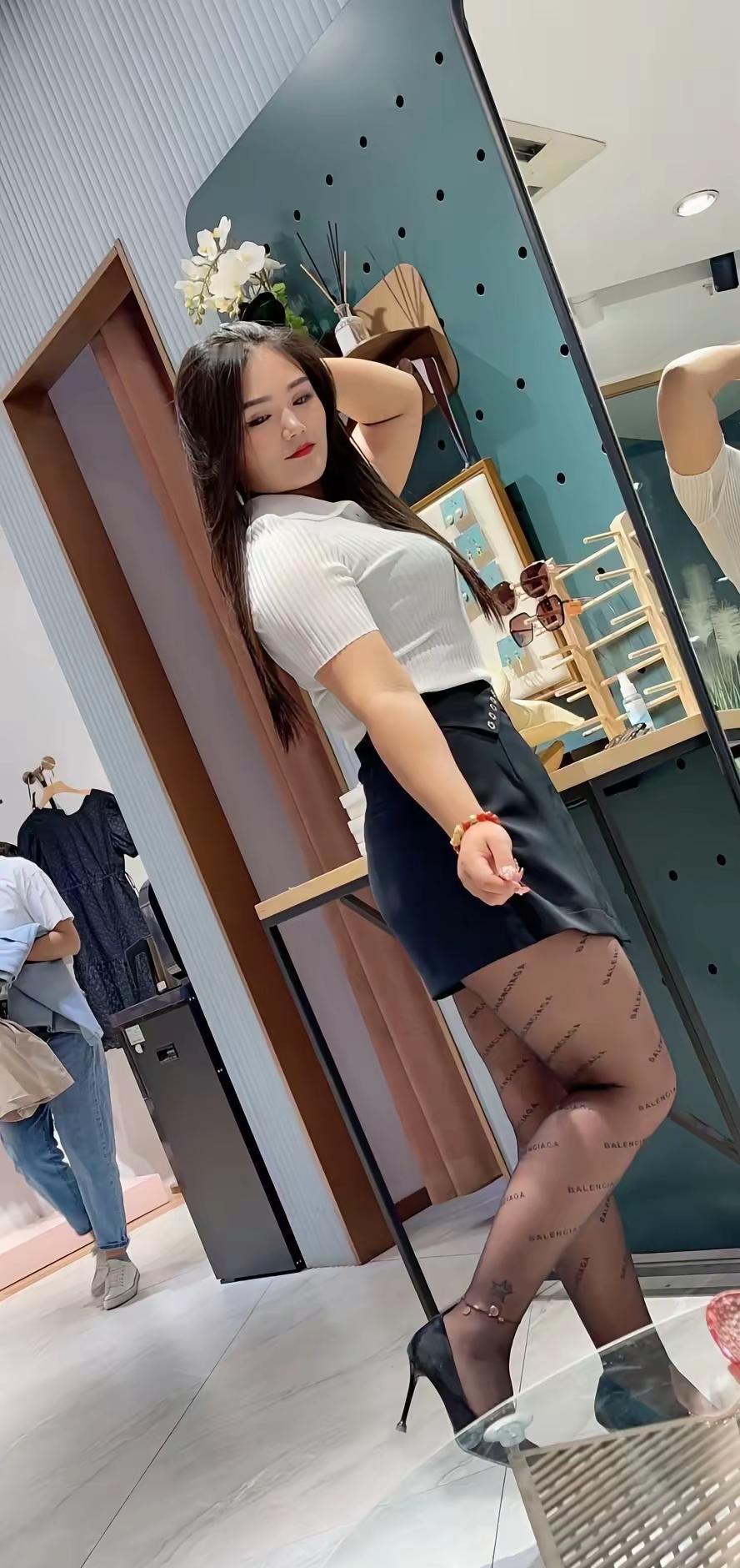 塔吊上燕子飞，人却在楼下纠结穿啥。
一件夹克，卖的不是布料，是喘口气的资格。
工