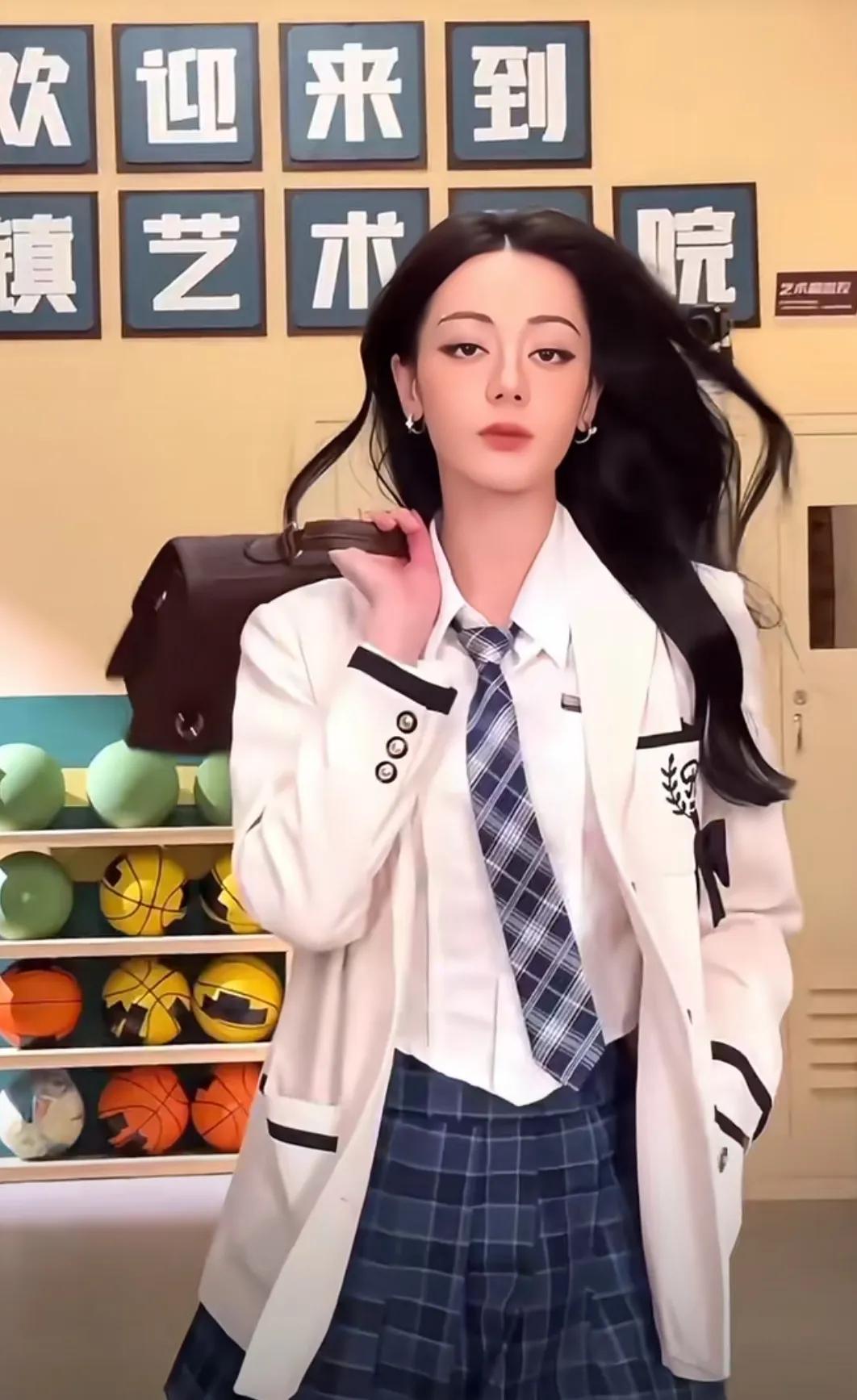 娱乐圈真的不能没有迪丽热巴
被迪丽热巴的美颜暴击了
学院风的迪丽热巴太酷太美了
