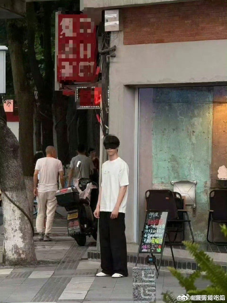 陈立农街头拥抱天，感觉没有几个明星敢这样干，他真的好勇敢 ​​​