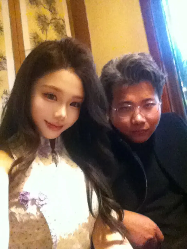 你的声音 身上的香味 瞳孔的深度 嘴角的弧度 看向我的眼睛 我都快忘了