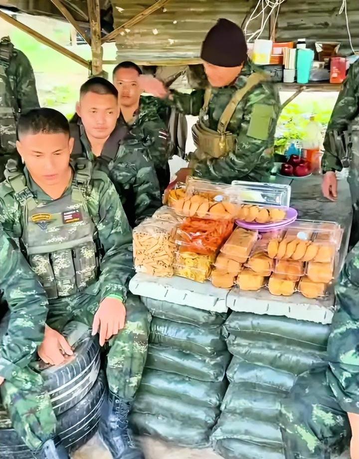 这是哪个网友给泰国军人送饼干了？
今天突然在网上看到了一段视频，一群泰国军人喊着