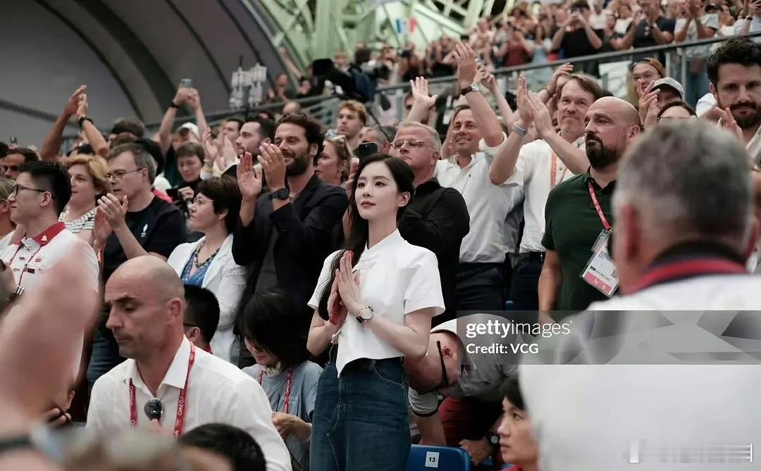 大家都说刘诗诗长的跟她闺蜜杨幂越来越像，好像是这么回事 ​​​