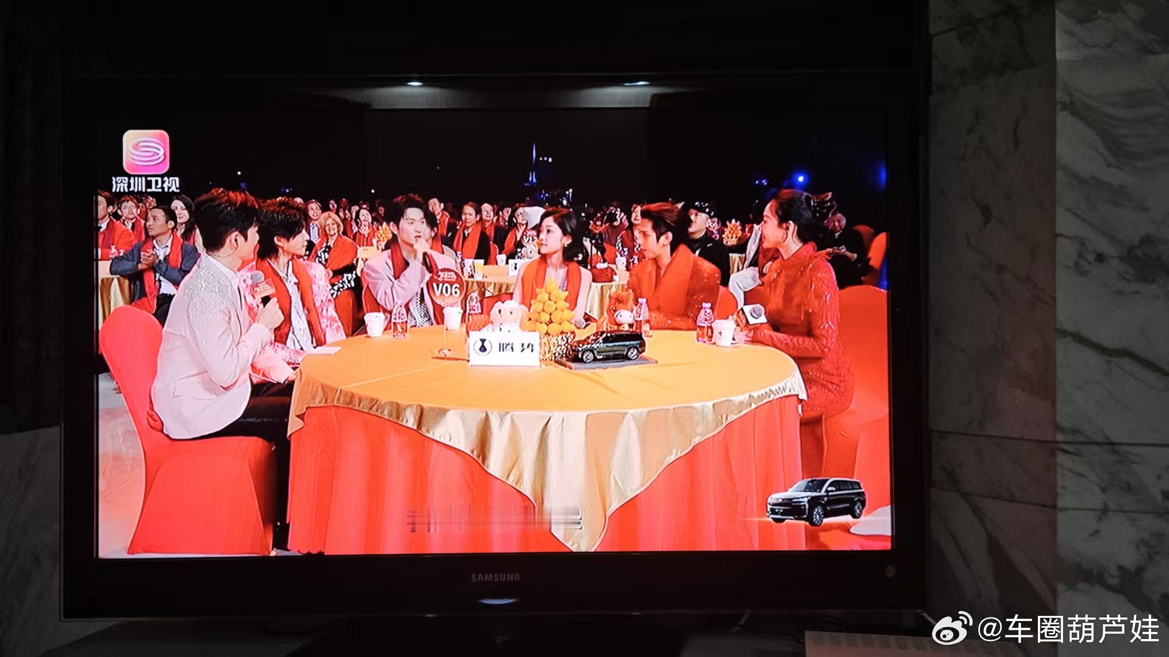 腾势N9成深圳春晚最大显眼包！赵雅芝、胡海泉轮番同框，点赞手势就能开门，脚踩AR