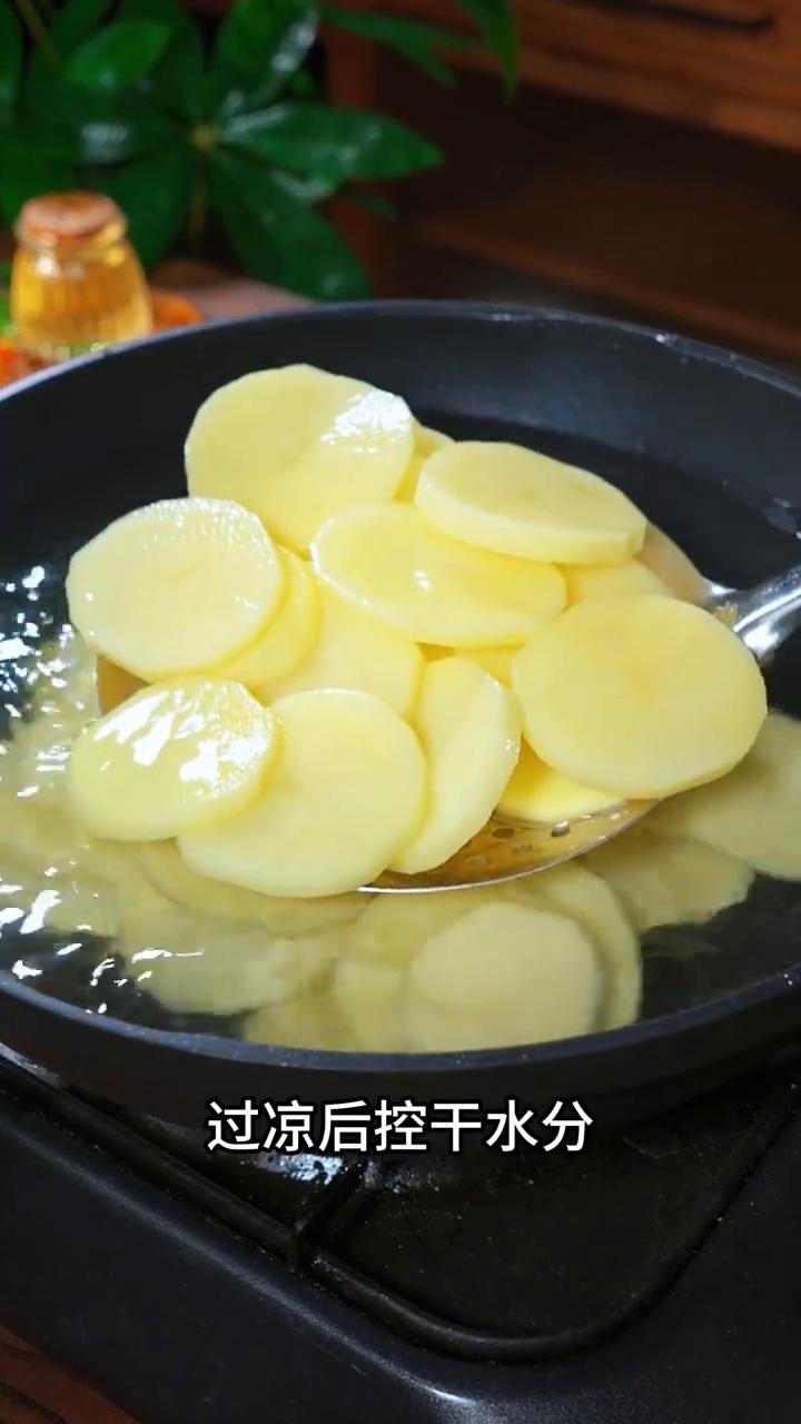 锅包土豆。
大家注意看，以后土豆买回家别再只会炒土豆丝了。今天去酒店吃饭的时候学