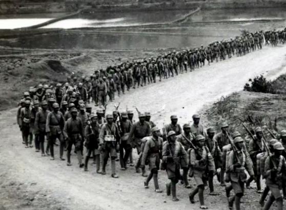 1945年5月，机枪手曾岳峰因伤掉队，没想到，他遇到100名日军正在吃饭！他立马
