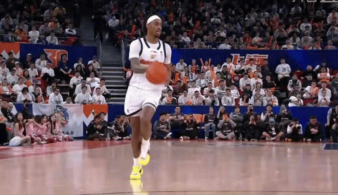 广东队小外援麦考尔，本来以为是过来帮徐杰的，没想到啊，居然也是个无脑冲的主。
这