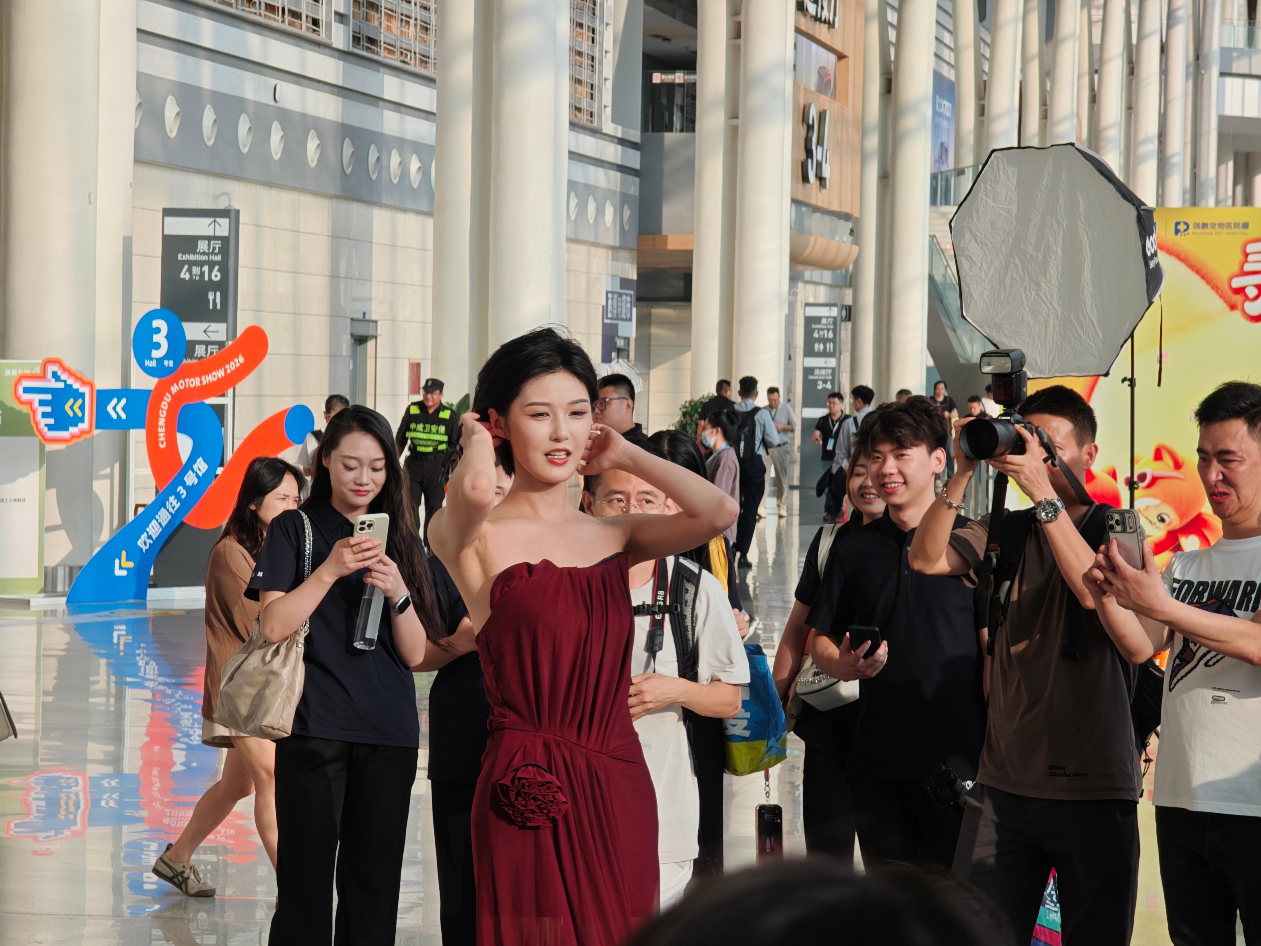 往回撤的路上偶遇一大帮老法师，车模比车养眼多了2026成都车展