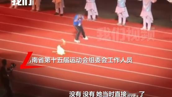河南省运会上出现火炬手扔下火炬的一幕，这件事背后的问题并不小，但首先不应该把责任