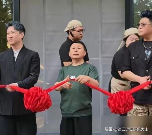 曹云金夸何云伟业务硬，转头却见他在小县城走穴，这人情水分有多大？
 
曹云金在直