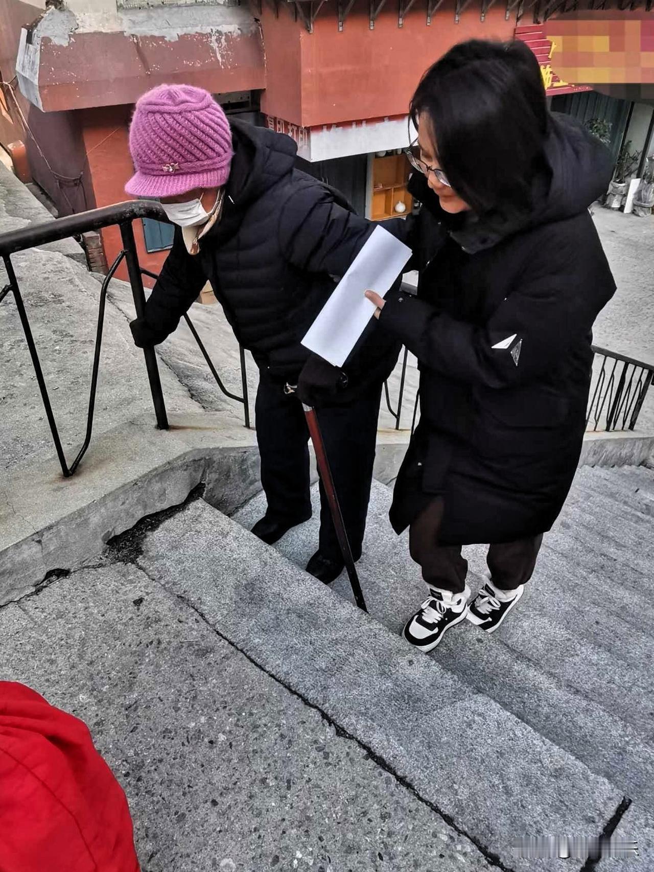 你认为一个人最可贵的品质是什么这个社会不缺聪明人，缺的是明明看透了人情世故，却依