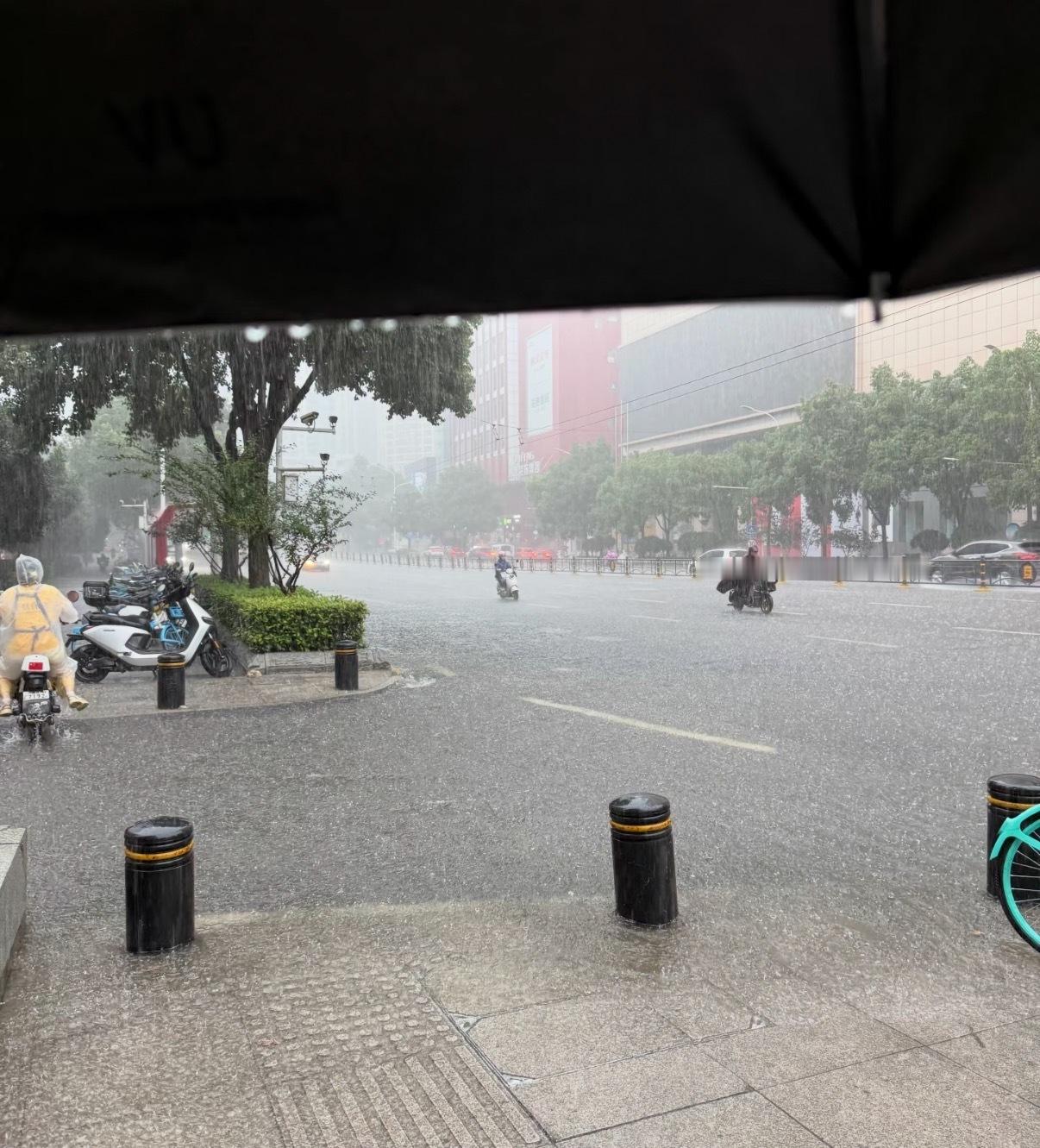 7省区市大到暴雨 天气会儿会儿的，这雨下了几天了，温度也跟着降下来了，说实话，还