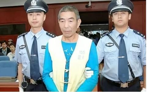云南晋城镇，一个60多岁的老人，从2007年开始，时常推着板车卖便宜的“鸵鸟肉”