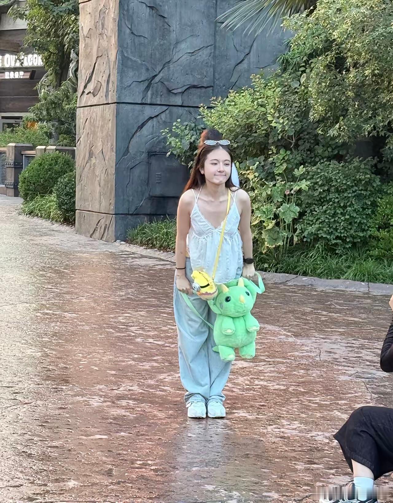 27岁李兰迪和闺蜜现身北京环球影城游玩，她真人看起来好漂亮 