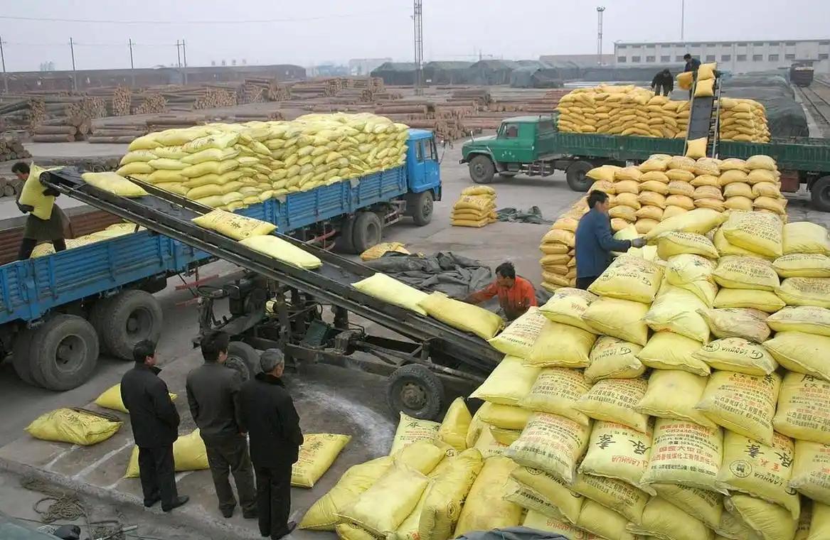 ·霍尔木兹海峡那边还没消停，谁能想到，咱们西北新疆、宁夏和内蒙的尿素厂却忙得脚不