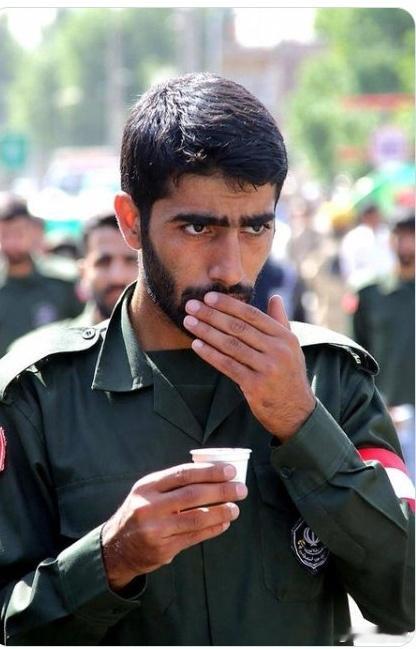 有人在德黑兰毒害了100多名巴斯基民兵成员。其中一人死亡，其余人员被紧急送往帕兰