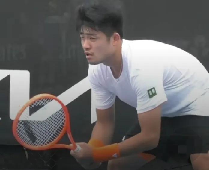 吴易昺实现关键破发，拿到发球胜赛局！
第二盘，双方缠斗仍然是难解难分，比分胶着，